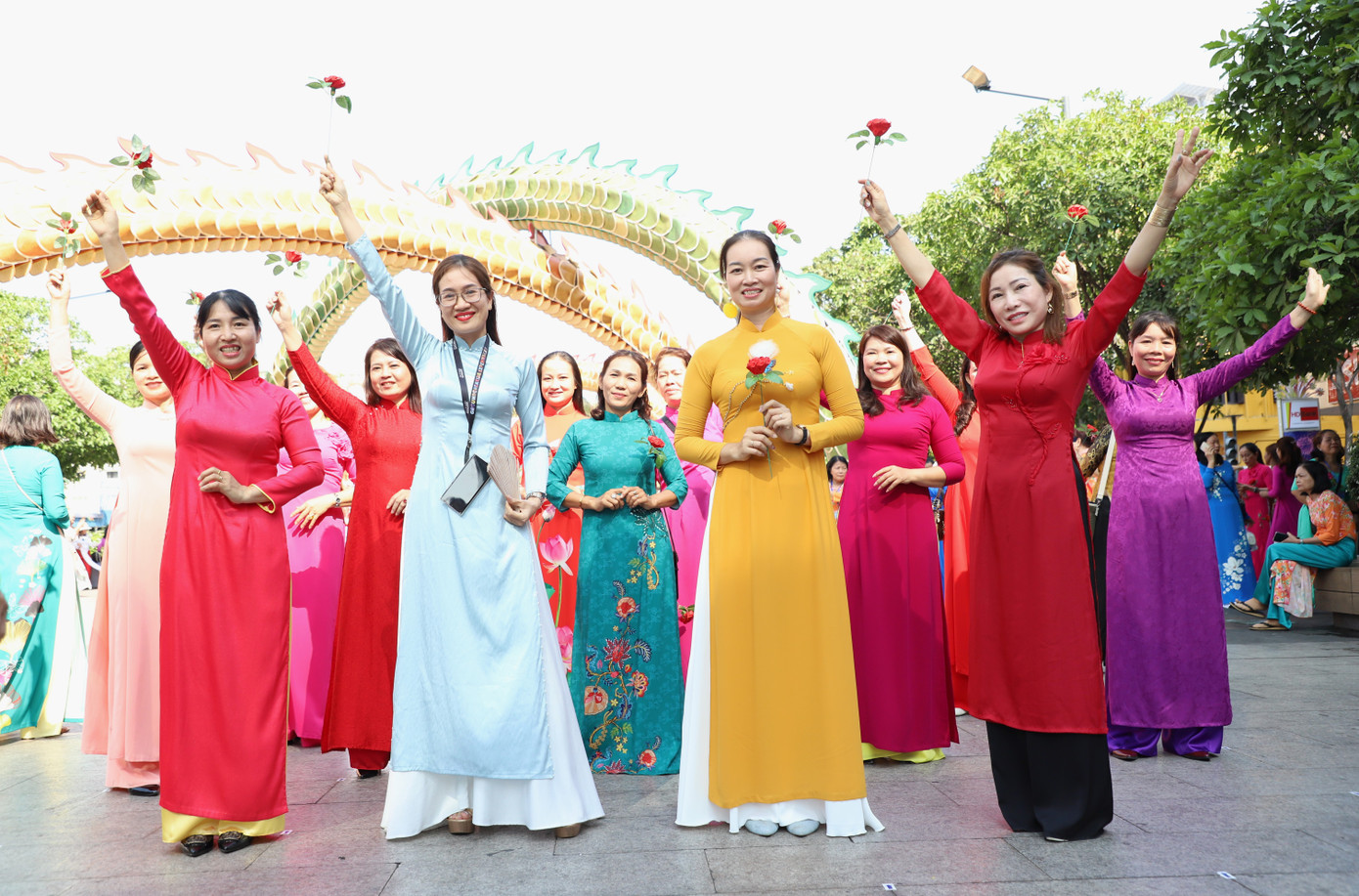 Các thành viên Hội LHPN quận 12 vui tươi tham dự buổi đồng diễn.