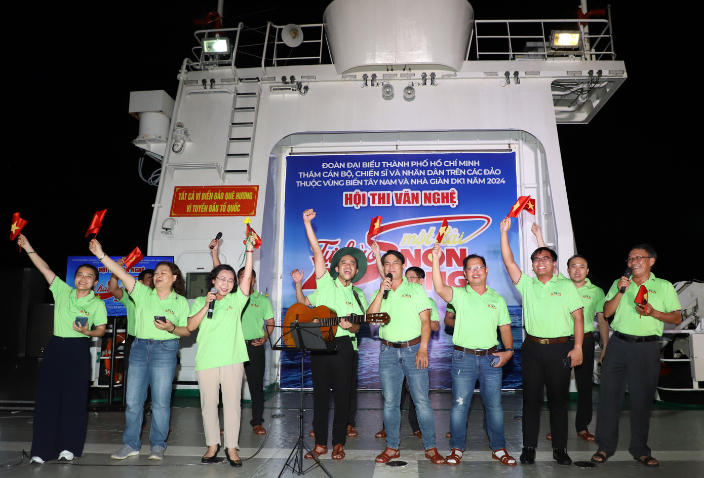 Các đội thi gửi đến lời ca tiếng hát cùng những màn phụ họa đầy sáng tạo, sôi nổi để cùng lan tỏa tinh thần giao lưu, đoàn kết trong một tập thể hướng về vùng biển, đảo của Tổ quốc.