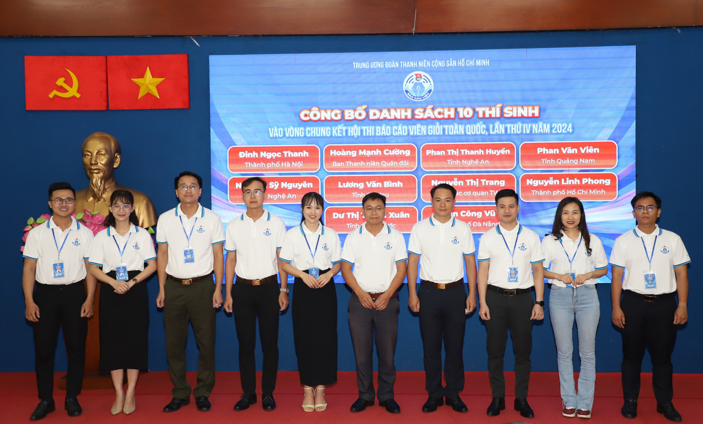 Top 10 thí sinh xuất sắc nhất tranh tài tại vòng Chung kết hội thi Báo cáo viên giỏi toàn quốc 2024. Ảnh: Ngô Tùng