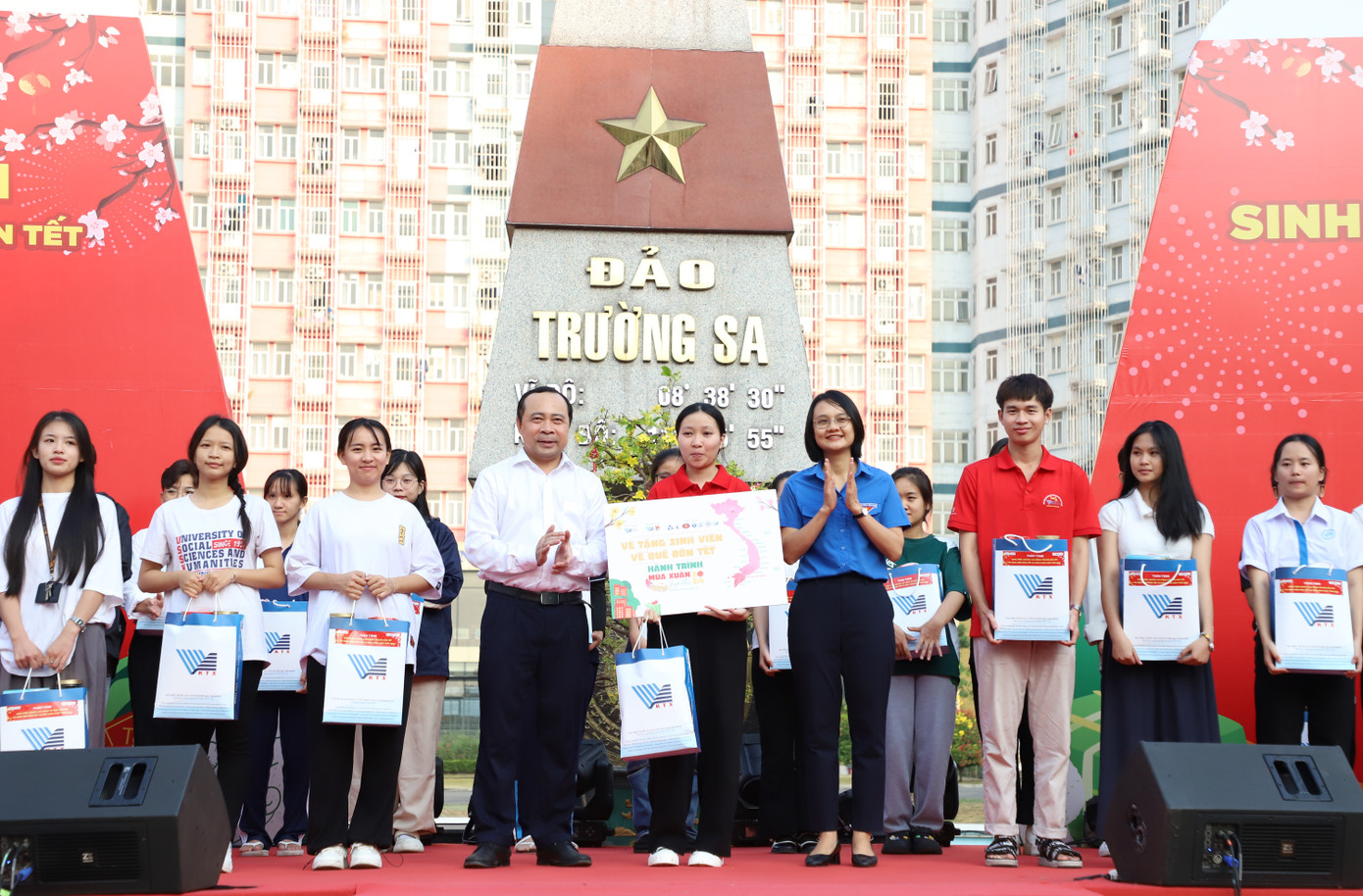 Giám đốc ĐHQG TPHCM Vũ Hải Quân và Phó Bí thư Thành Đoàn, Chủ tịch Hội Sinh viên Việt Nam - chị Trần Thu Hà trao tặng quà, vé xe cho các bạn sinh viên. Ảnh: Ngô Tùng Giám đốc ĐHQG TPHCM Vũ Hải Quân và Phó Bí thư Thành Đoàn, Chủ tịch Hội Sinh viên Việt Nam - chị Trần Thu Hà trao tặng quà, vé xe cho các bạn sinh viên. Ảnh: Ngô Tùng