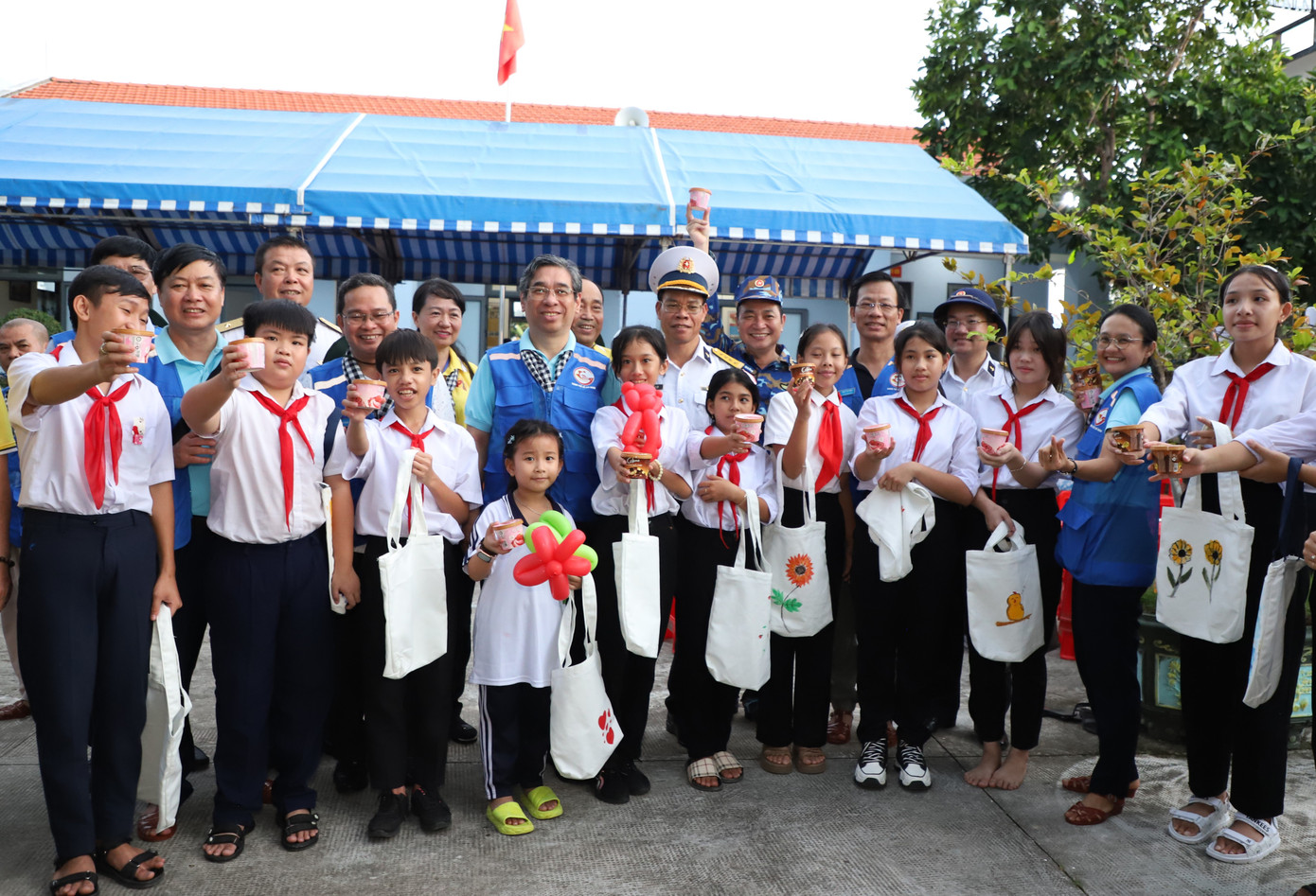 Lãnh đạo TPHCM tặng quà cho các em học sinh đảo Thổ Chu.