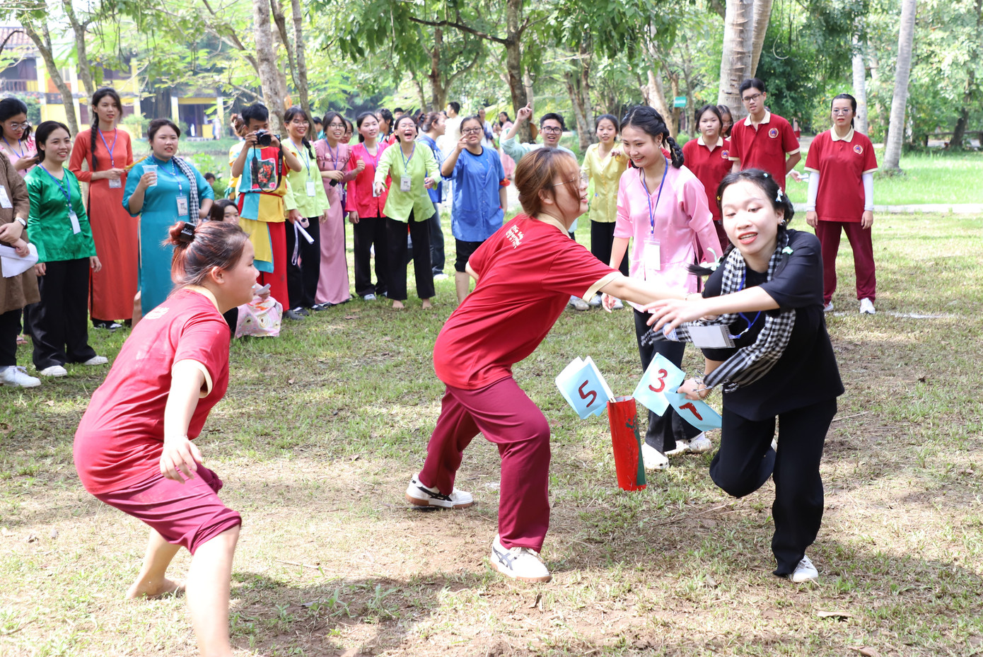 Các bạn sinh viên hào hứng tham gia trò chơi cướp cờ, trò chơi dân gian phổ biến, thường được tổ chức trong các hoạt động tập thể tại các trường học hoặc các lễ hội văn hóa truyền thống.