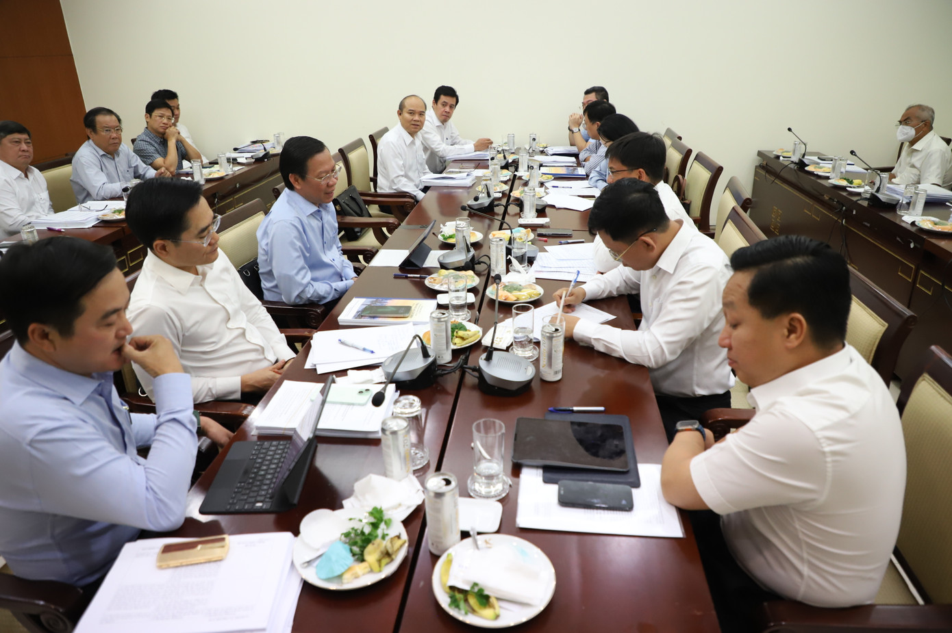 Các đại biểu thảo luận tổ trong khuôn khổ hội nghị Ban Chấp hành Đảng bộ TPHCM lần thứ 31. Ảnh: Ngô Tùng