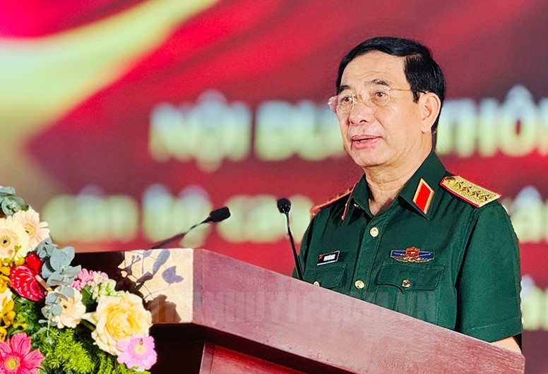 Bộ trưởng Bộ Quốc phòng Phan Văn Giang phát biểu tại buổi gặp mặt. Ảnh: Long Hồ