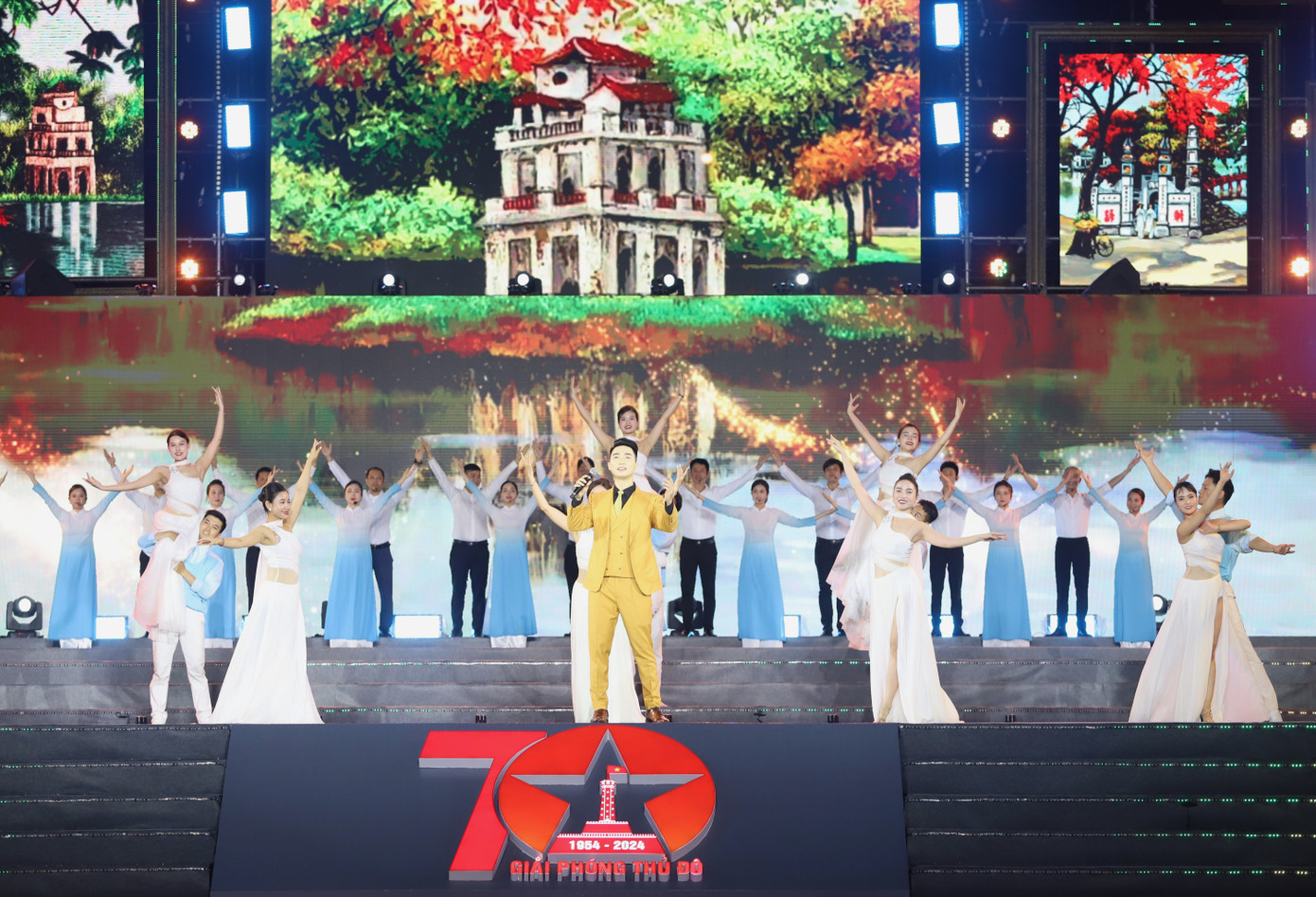 Các tiết mục ngợi ca những nét đẹp của đất và người Hà Nội được gìn giữ, phát huy qua nhiều giai đoạn.