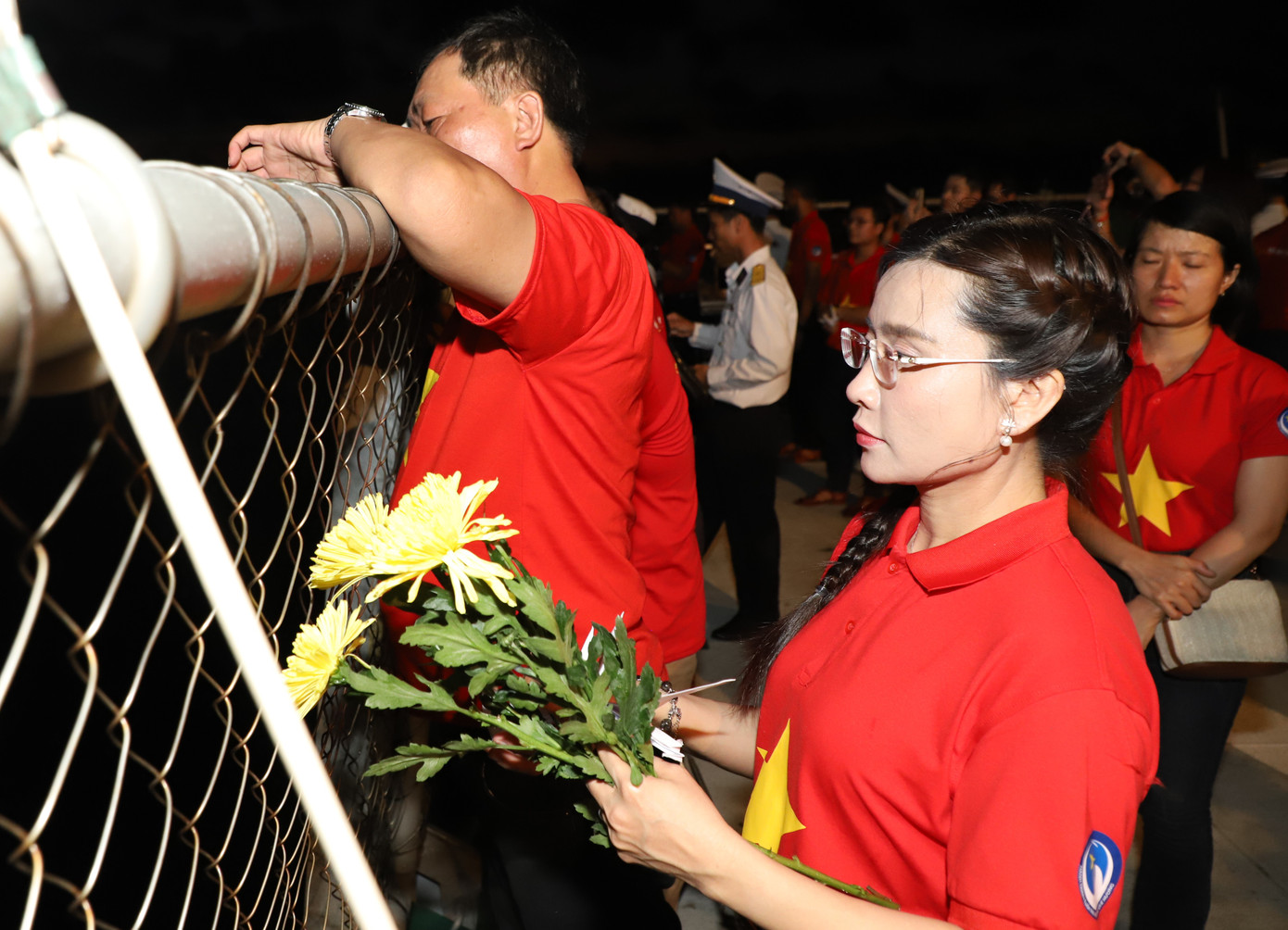 Bí thư Trung ương Đoàn Nguyễn Phạm Duy Trang thả hoa, hạc giấy tri ân những người anh hùng.