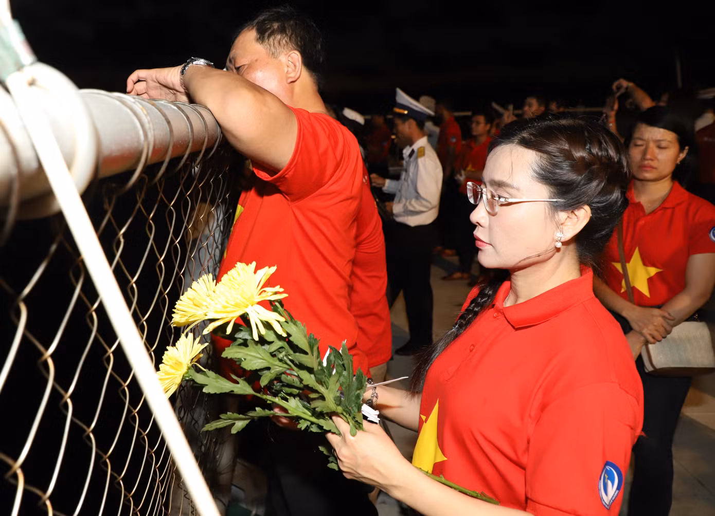 Bí thư Trung ương Đoàn Nguyễn Phạm Duy Trang thả hoa, hạc giấy tri ân những người anh hùng.