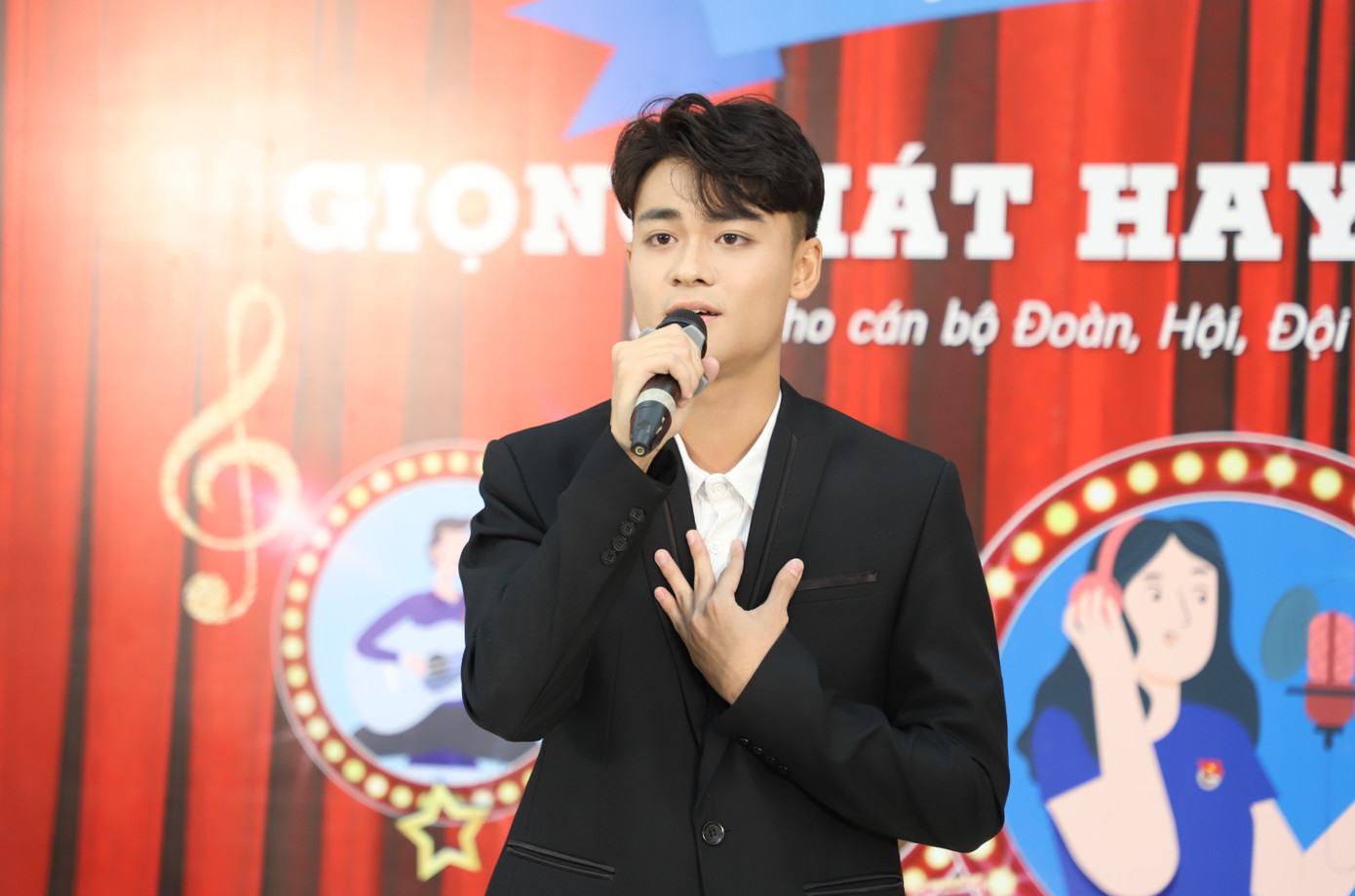 Đức Thịnh hát ca khúc “You raise me up" tại vòng thi Chung kết. Đức Thịnh hát ca khúc “You raise me up" tại vòng thi Chung kết.