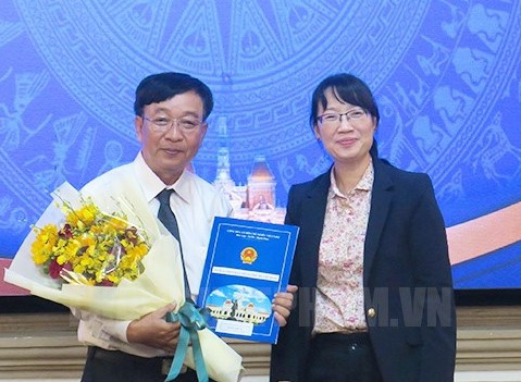 Phó Chủ tịch UBND TPHCM Trần Thị Diệu Thúy trao quyết định cho ông Đỗ Thanh Vân. Ảnh: Thành ủy TPHCM.