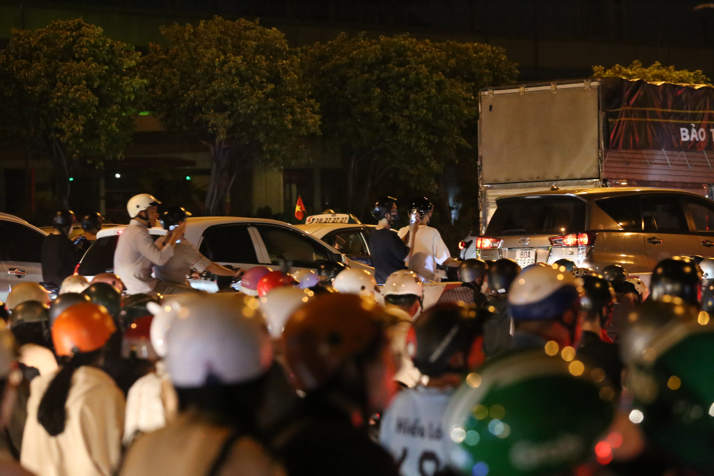 Nhiều người đi xe máy nhập vào làn xe ô tô bên hòng muốn nhanh thoát khỏi khu vực kẹt xe nhưng cũng không khá hơn bởi làn ô tô cũng chật kín các phương tiện.