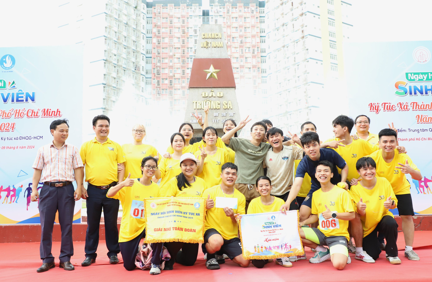 Ban tổ chức trao giải Nhì toàn đoàn cho Trung tâm quản lý ký túc xá ĐHQG TPHCM - khu A. Ban tổ chức trao giải Nhì toàn đoàn cho Trung tâm quản lý ký túc xá ĐHQG TPHCM - khu A.