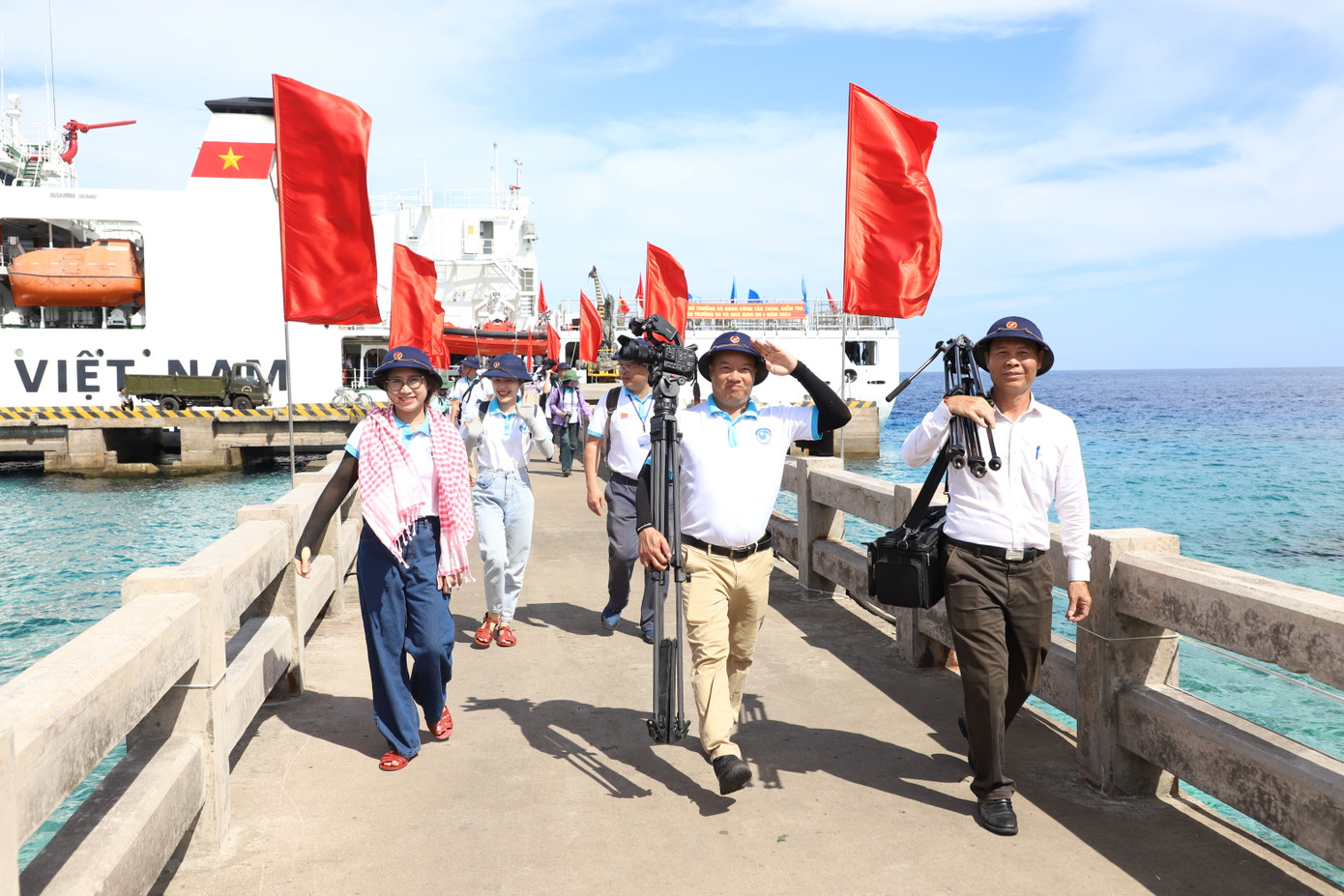 Với đặc thù công việc, các nhà báo đã được lãnh đạo đoàn công tác bố trí để đặt chân lên các điểm đảo sớm nhất nhằm đảm bảo đủ thời gian ghi nhận, thu thập dữ liệu phục vụ công việc chuyên môn. Với đặc thù công việc, các nhà báo đã được lãnh đạo đoàn công tác bố trí để đặt chân lên các điểm đảo sớm nhất nhằm đảm bảo đủ thời gian ghi nhận, thu thập dữ liệu phục vụ công việc chuyên môn.