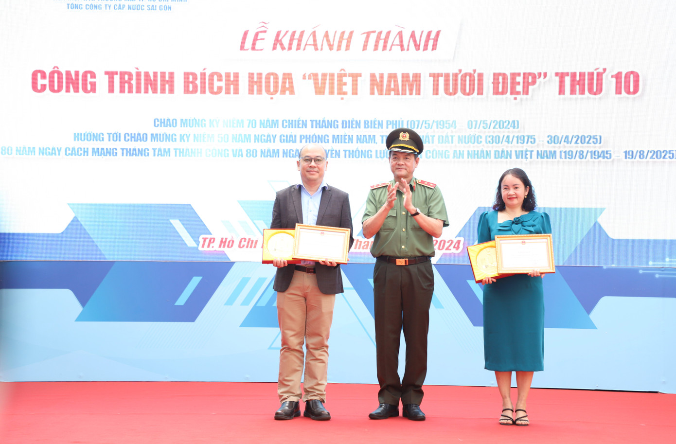 Trung tướng Lê Hồng Nam - Giám đốc CATP tuyên dương một số cá nhân, tập thể đóng góp tiêu biểu cho công trình.