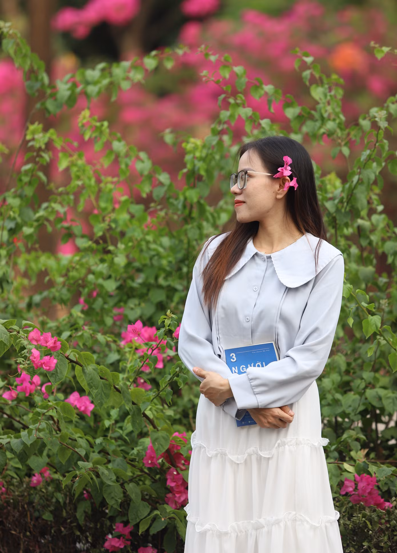 Dù đã tốt nghiệp đi làm, bạn Trần Thị Vân (cựu sinh viên khoa Lịch sử, Trường Đại học Khoa học Xã hội và Nhân văn TPHCM) cũng tìm về không gian này để chụp ảnh cùng những tràng hoa đang độ nở rộ đẹp mắt.
