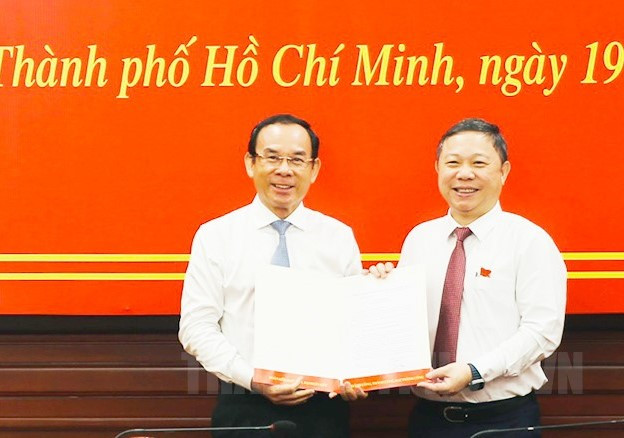 Bí thư Thành ủy TPHCM Nguyễn Văn Nên (trái) trao quyết định cho ông Dương Anh Đức. Ảnh: Thành ủy TPHCM