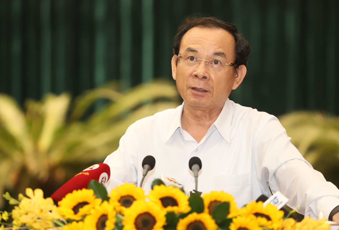 Bí thư Thành ủy TPHCM Nguyễn Văn Nên trao đổi kết luận hội nghị. Ảnh: Ngô Tùng.