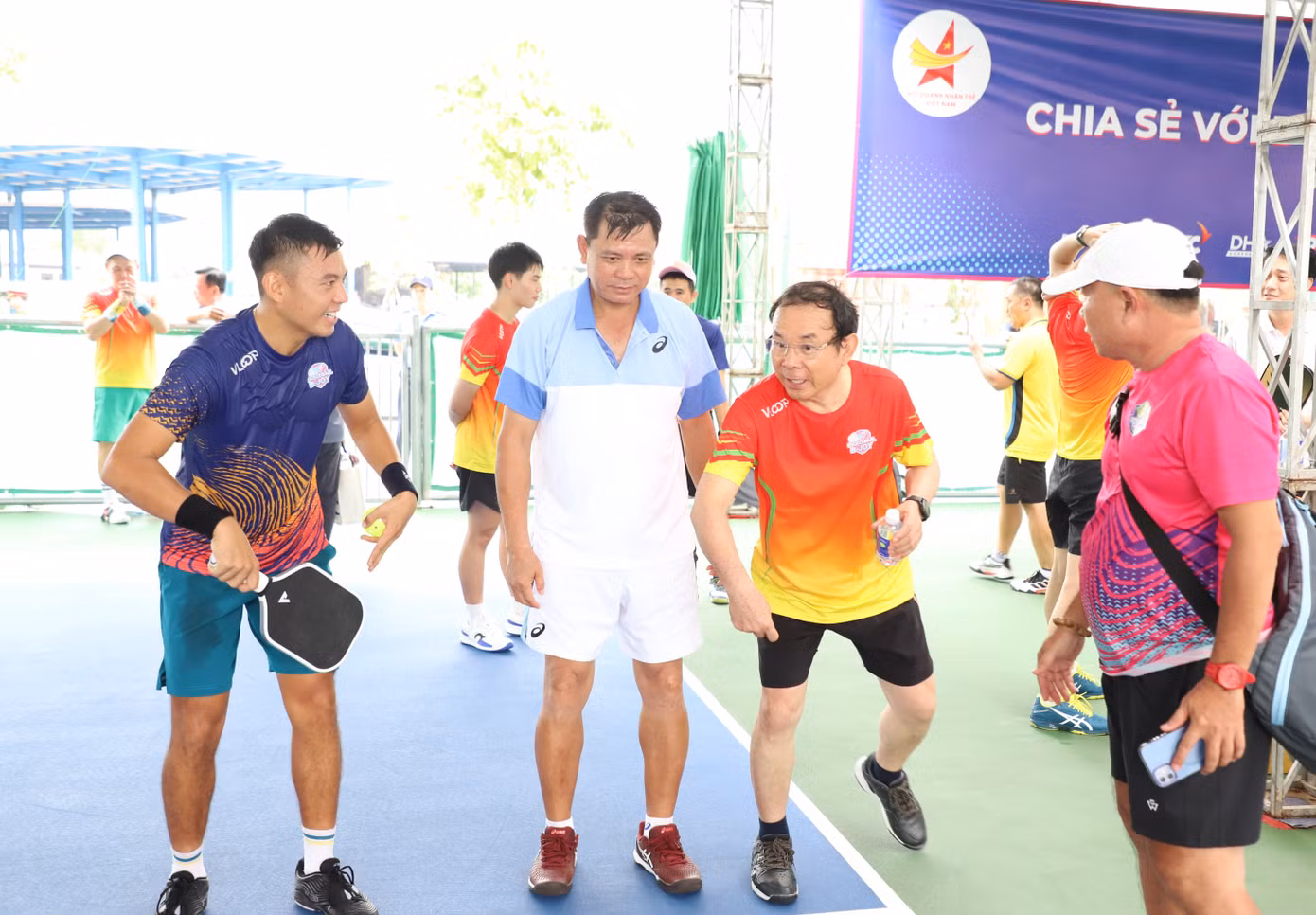 Bí thư Thành ủy TPHCM Nguyễn Văn Nên trao đổi kỹ thuật thi đấu cùng tay vợt Lý Hoàng Nam.