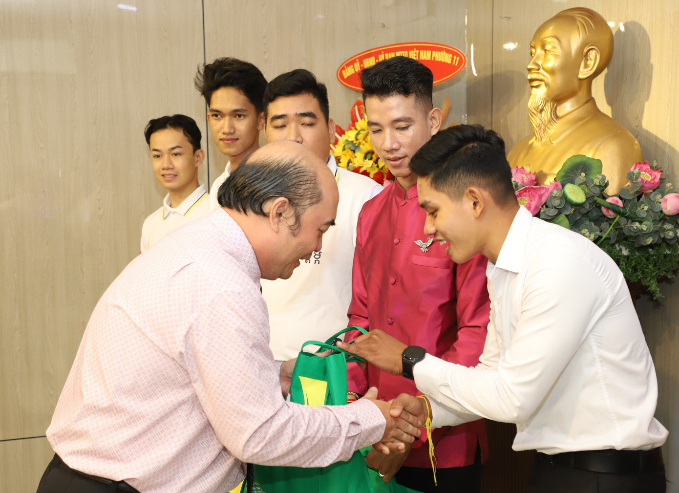 Ông Hồ Xuân Lâm - Phó Chủ tịch Liên hiệp các tổ chức hữu nghị TPHCM nêu rõ, Việt Nam – Lào – Campuchia là 3 quốc gia anh em gần gũi, cùng sống trong cộng đồng ASEAN và đã có rất nhiều sự hợp tác, giúp đỡ lẫn nhau trong nhiều năm qua. Ba dân tộc đã luôn cùng nhau chia ngọt, sẻ bùi trong sự nghiệp xây dựng và phát triển đất nước, cùng phấn đấu tiến tới một cộng đồng ASEAN hòa bình, ổn định, hợp tác và phát triển thịnh vượng.