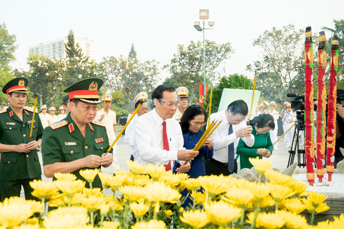 Thế hệ hôm nay thành kính dâng nén hương thơm bày tỏ lòng tri ân sâu sắc những công lao to lớn của các Mẹ Việt Nam anh hùng, các Anh hùng liệt sĩ. Ảnh: Quốc Thanh