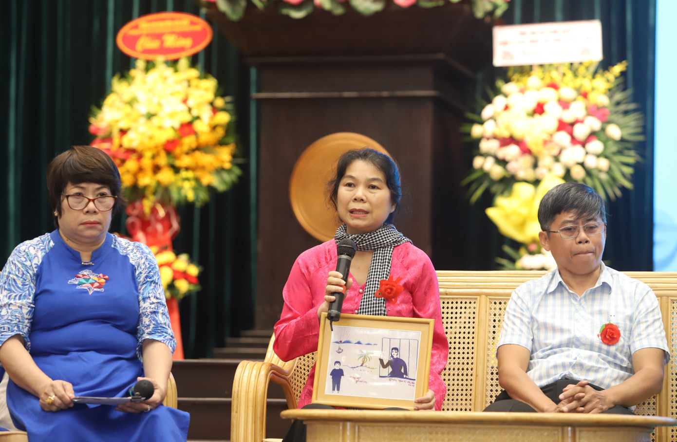 Bà Bùi Thị Xuân Hạnh chia sẻ câu chuyện của mình tại buổi họp mặt. Ảnh: Ngô Tùng