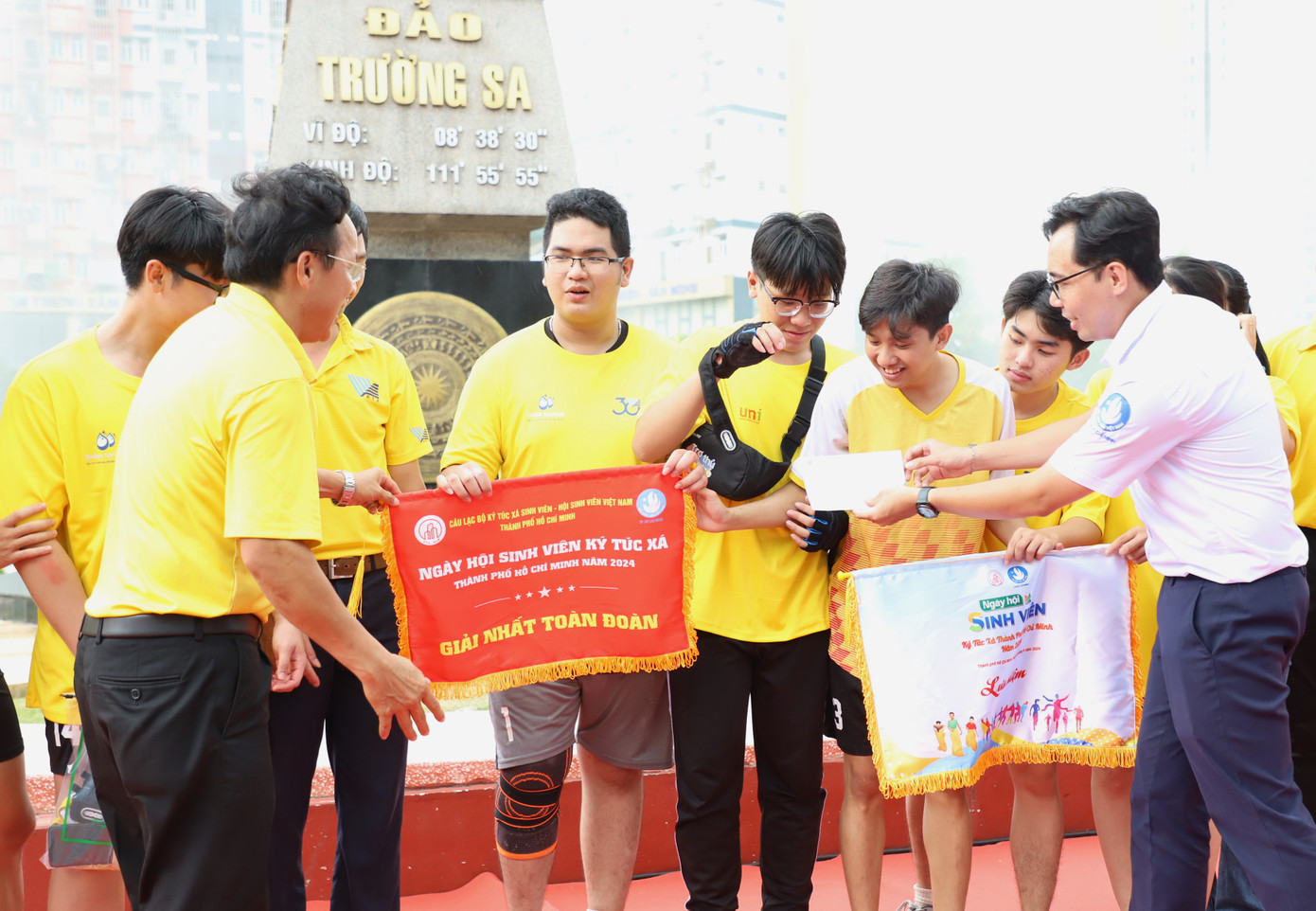 Sau khi hoàn thành các nội dung thi đấu, Ban tổ chức trao các giải thưởng cho các đội thi/ đơn vị có thành tích cao. Sau khi hoàn thành các nội dung thi đấu, Ban tổ chức trao các giải thưởng cho các đội thi/ đơn vị có thành tích cao.