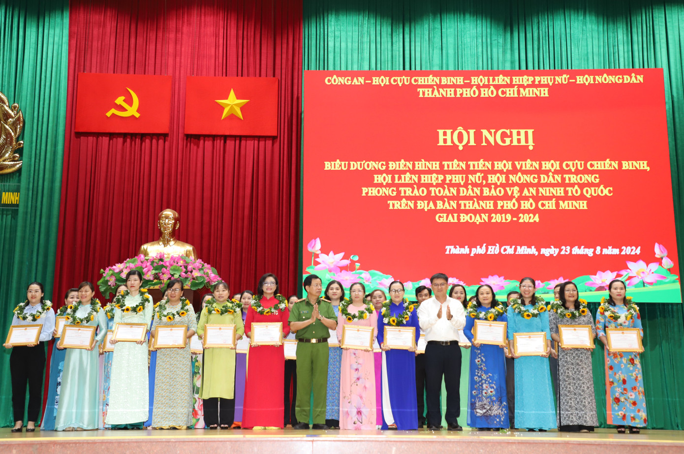 Trưởng ban Dân vận Thành ủy TPHCM Nguyễn Mạnh Cường cùng Phó Giám đốc Công an TPHCM - Thiếu tướng Trần Đức Tài trao giấy khen đến các gương tiêu biểu. Ảnh: Ngô Tùng