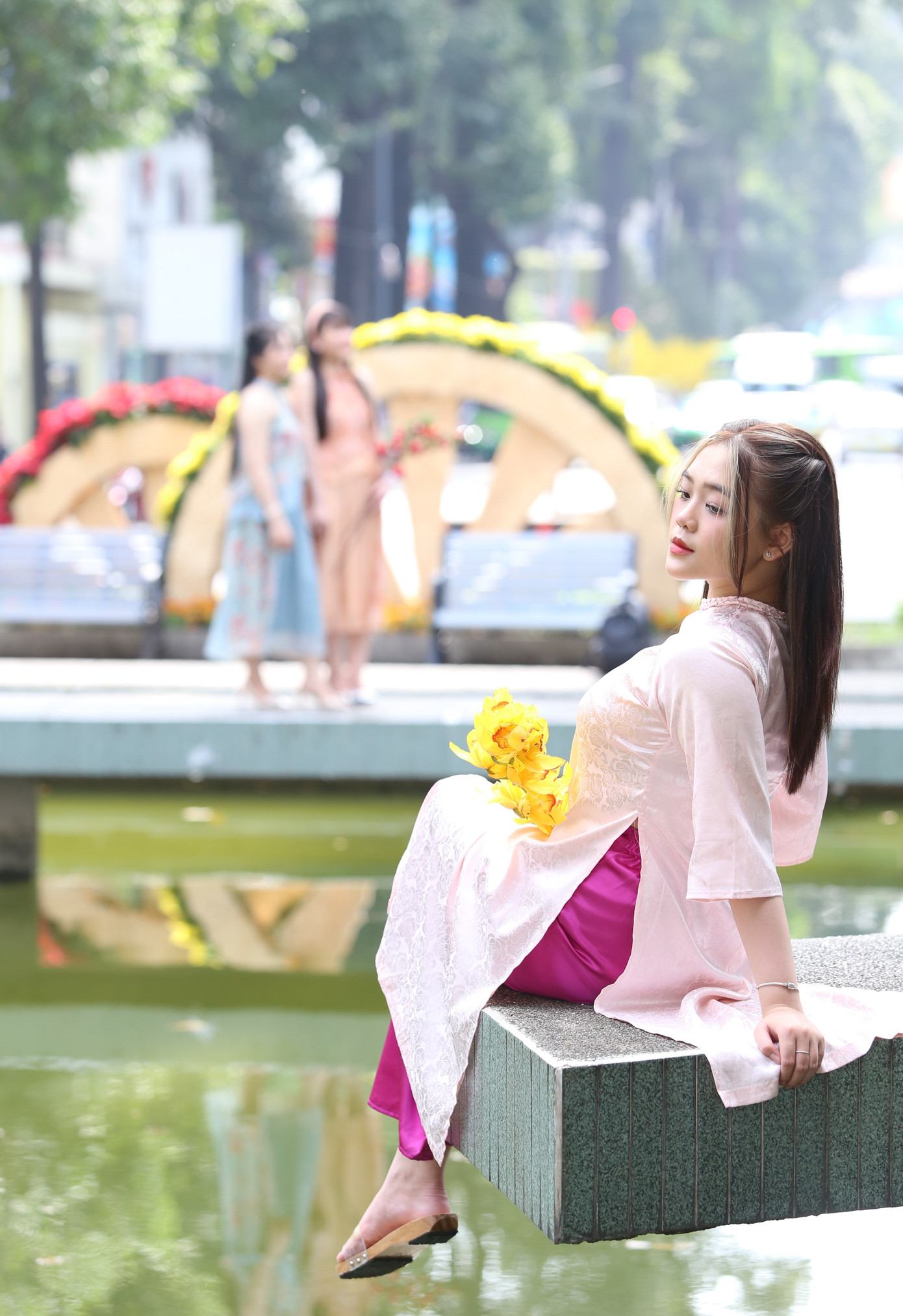 Bạn trẻ khoe nét tươi tắn, xuân sắc.