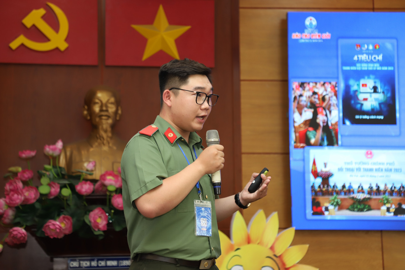 Các thí sinh thi báo cáo chuyên đề tại vòng Bán kết sáng 6/7.