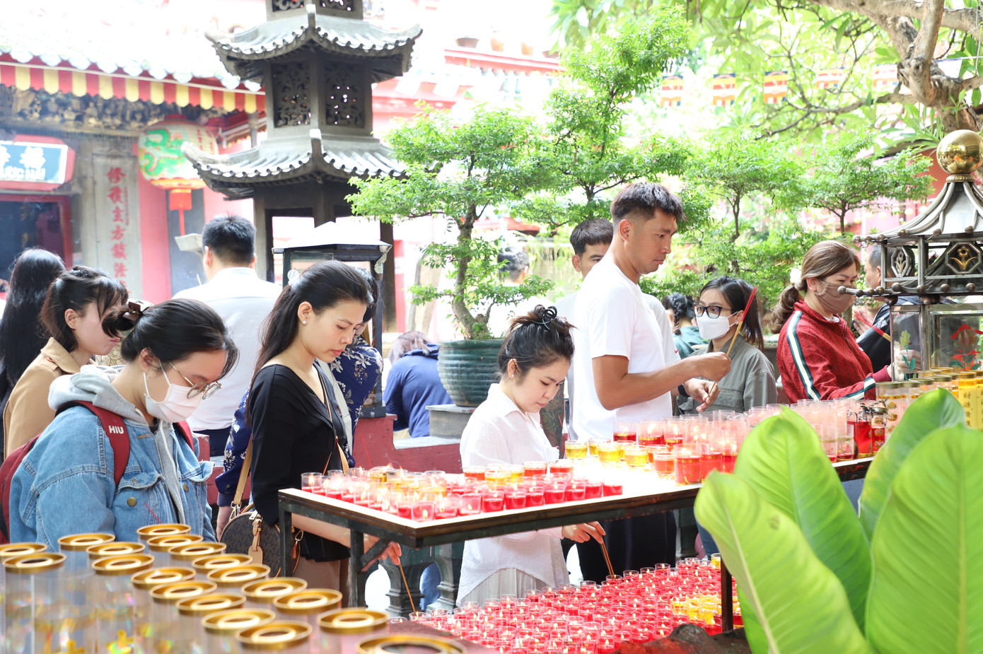 Tại chùa Ngọc Hoàng (quận 1), trưa ngày Phật đản, đông đảo người dân đến đây thắp hương lễ Phật, cùng tham gia cầu an cho những người thân thích. Tại chùa Ngọc Hoàng (quận 1), trưa ngày Phật đản, đông đảo người dân đến đây thắp hương lễ Phật, cùng tham gia cầu an cho những người thân thích.