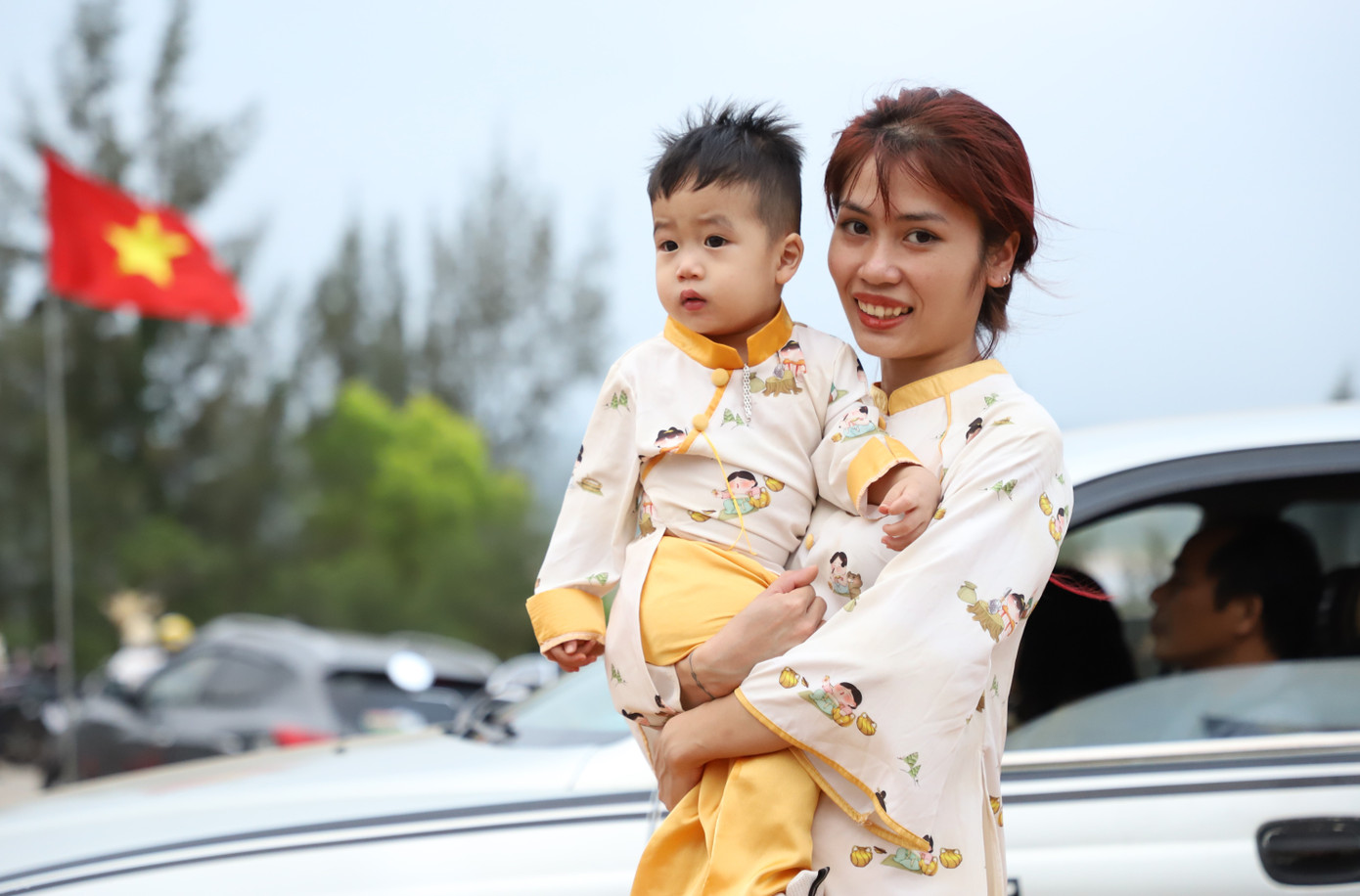 Em bé cùng mẹ diện áo dài đồng bộ đi chùa đầu năm.