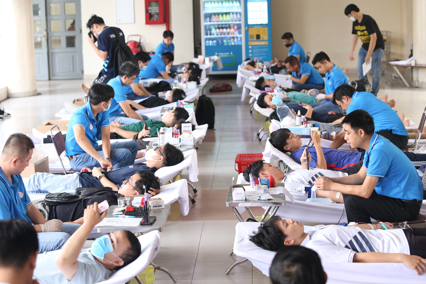 Các bạn sinh viên hăng hái tham gia buổi hiến máu Chủ Nhật Đỏ.