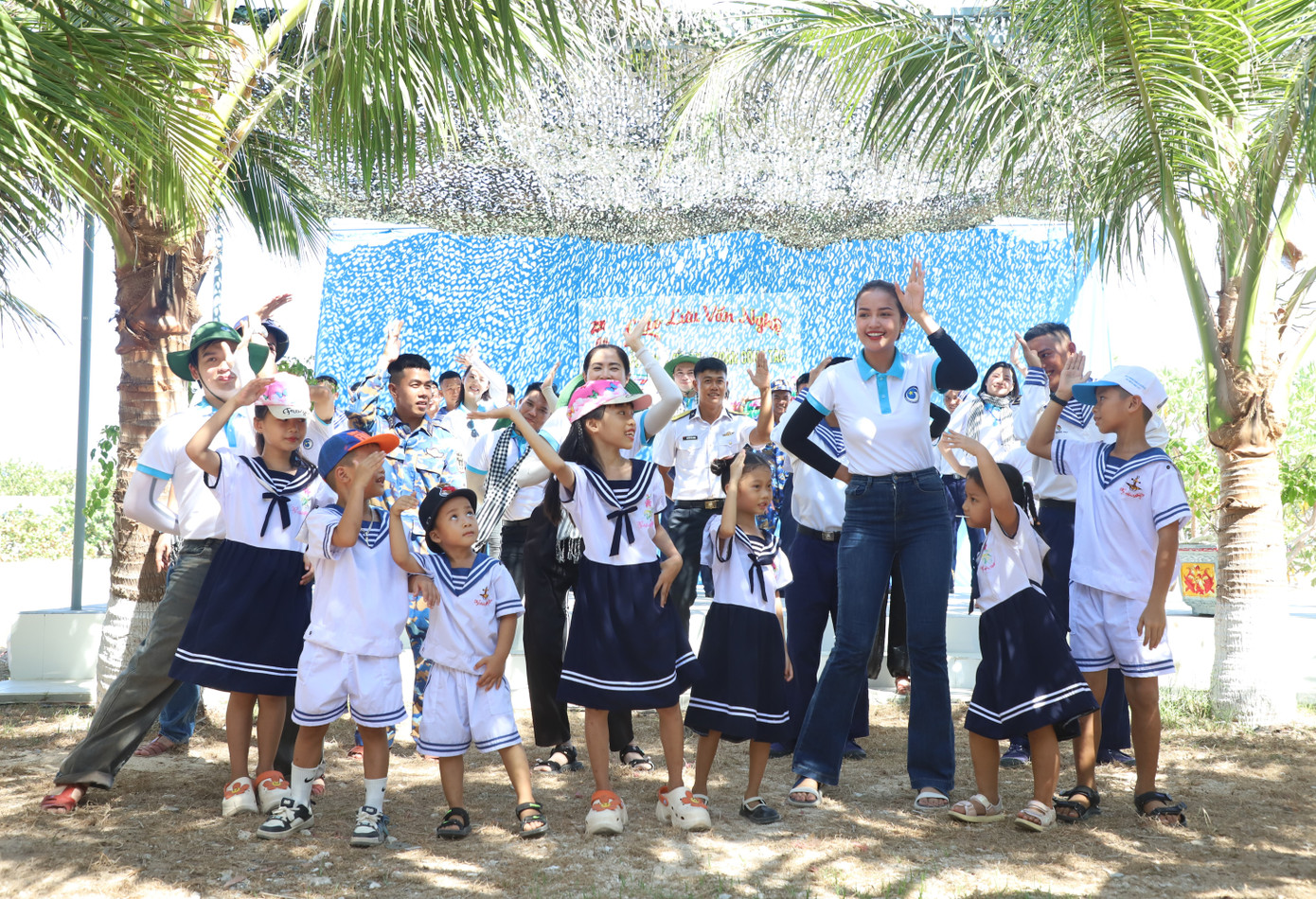 Hoa hậu Ngọc Châu sôi nổi giao lưu văn nghệ cùng các em nhỏ trên đảo Song Tử Tây.