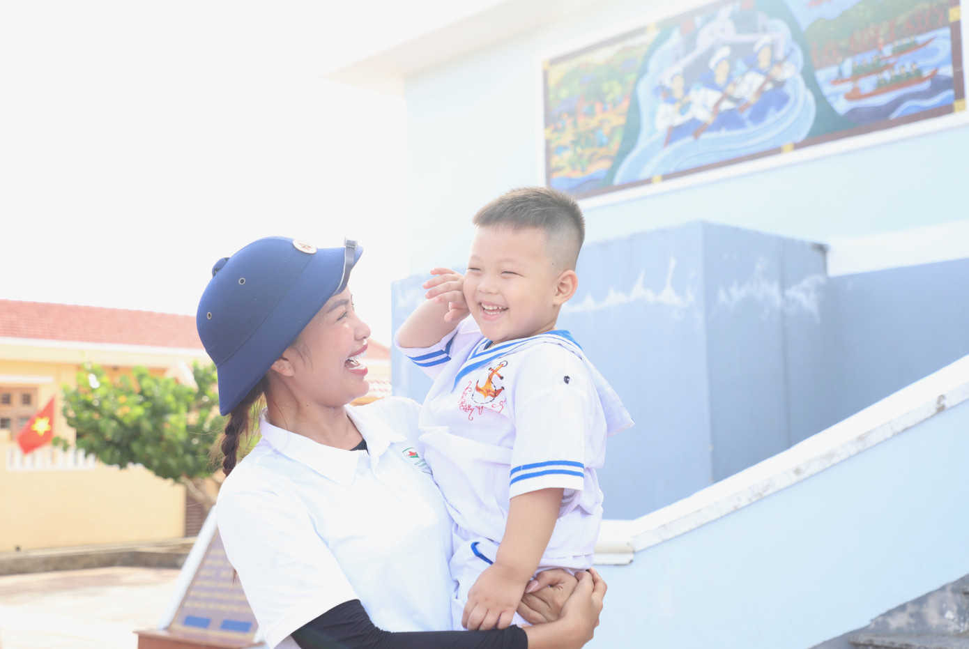 Hoa hậu Hoàn vũ Việt Nam 2022 Nguyễn Thị Ngọc Châu gần gũi trò chuyện với em nhỏ ở đảo Đá Tây A.