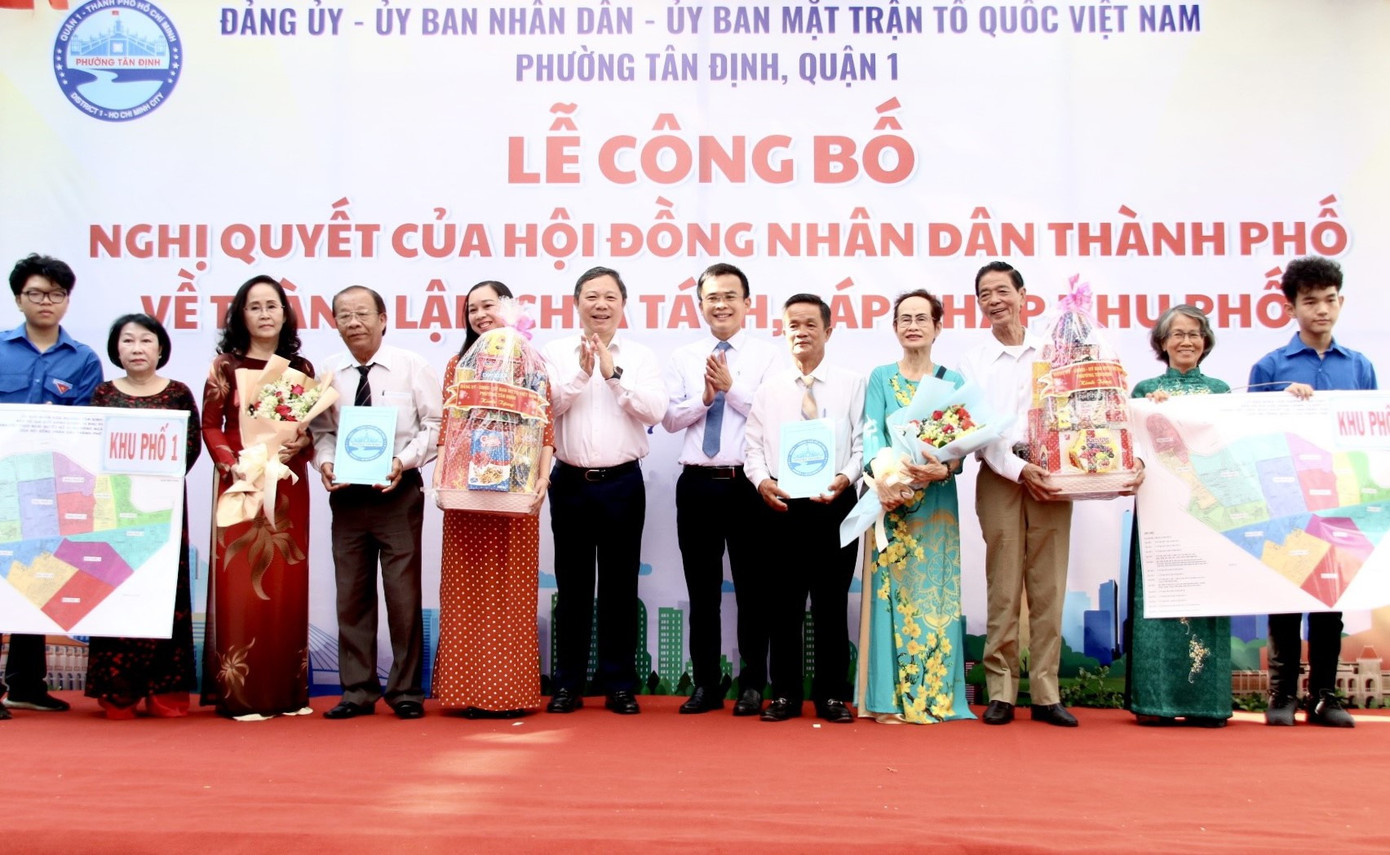 Phó Chủ tịch UBND TPHCM Dương Anh Đức cùng lãnh đạo phường Tân Định chúc mừng các khu phố mới thành lập. Ảnh: Tú Ngân Phó Chủ tịch UBND TPHCM Dương Anh Đức cùng lãnh đạo phường Tân Định chúc mừng các khu phố mới thành lập. Ảnh: Tú Ngân