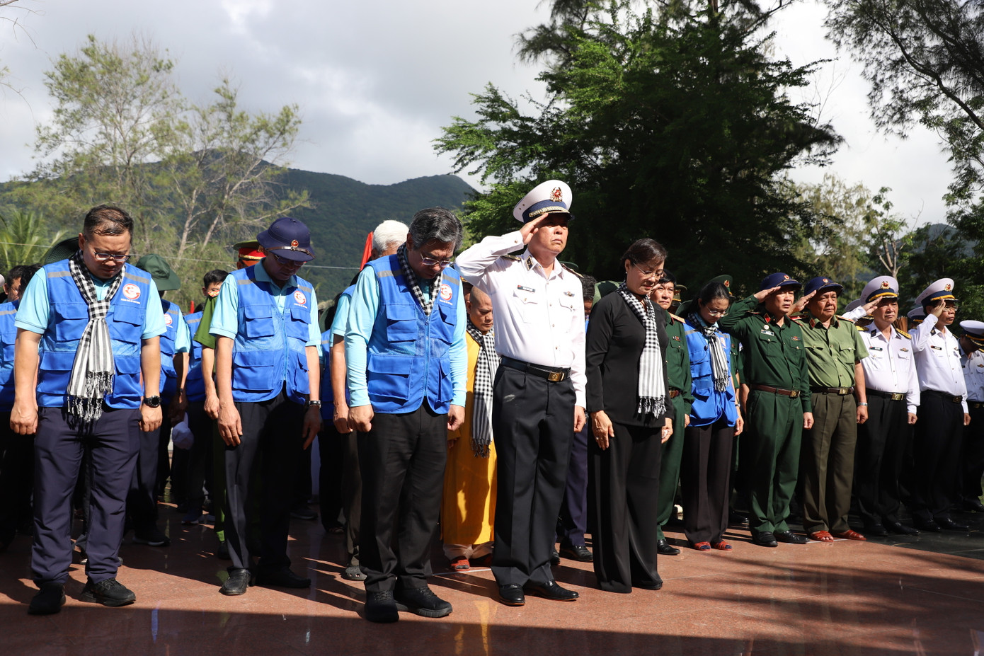 Tiếp đó, đoàn công tác đã đến dâng hương, dâng hoa tưởng niệm các Anh hùng liệt sĩ đang yên nghỉ tại Nghĩa trang Hàng Keo.