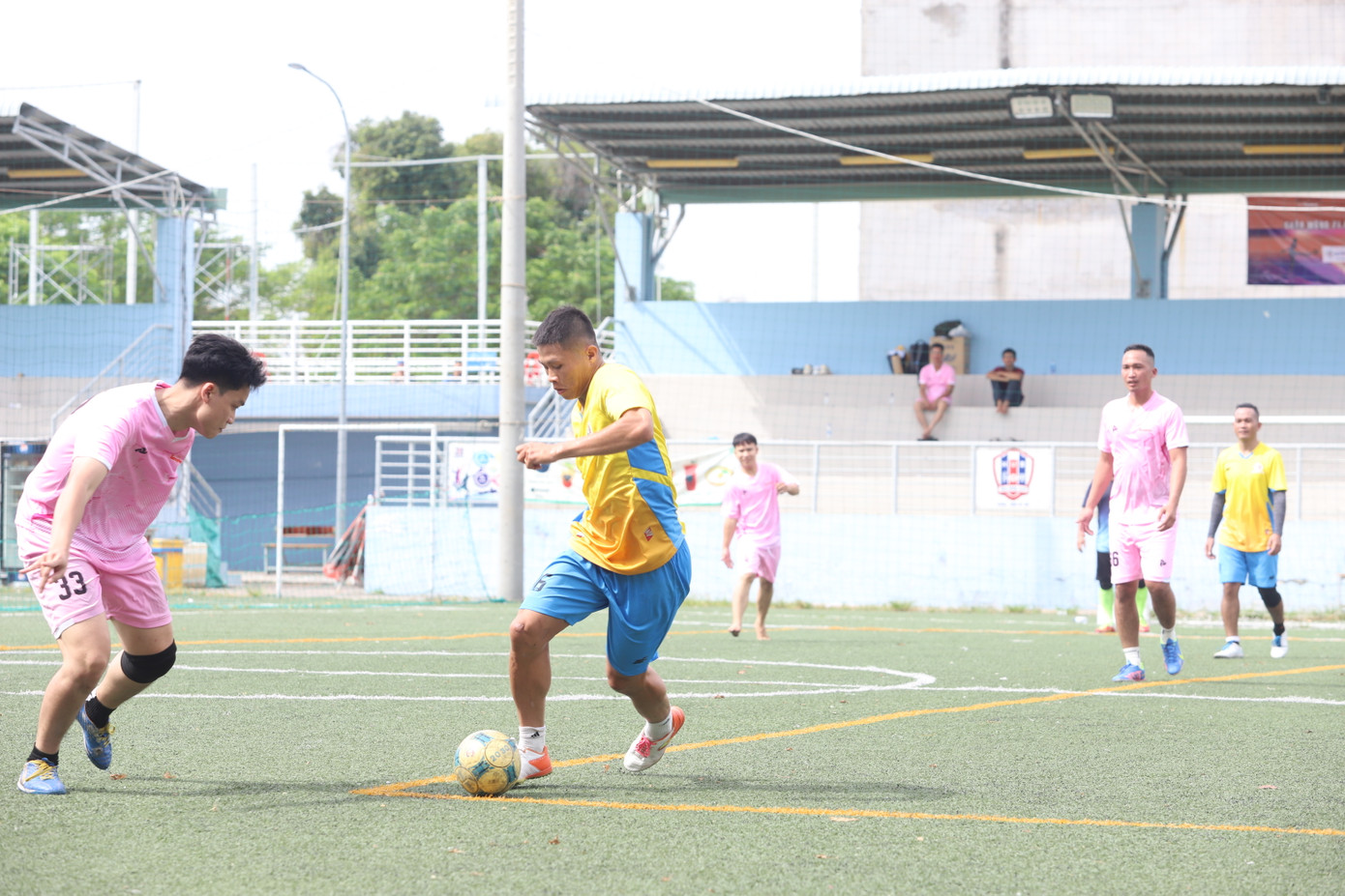 Các đội bóng góp sức mang đến những trận cầu sôi nổi, hấp dẫn.