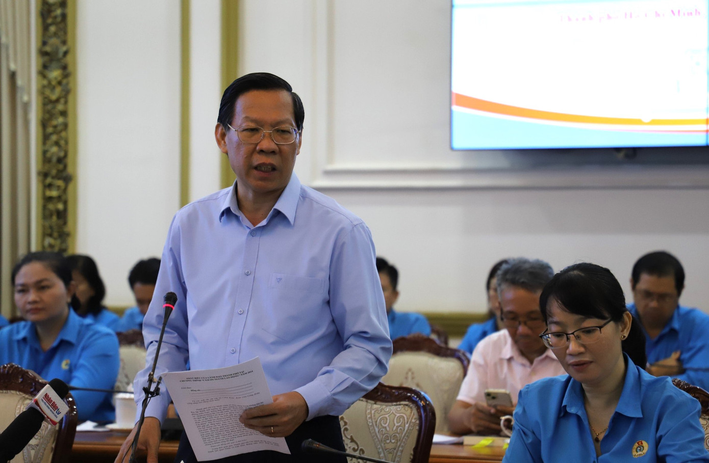 Chủ tịch UBND TPHCM Phan Văn Mãi trao đổi với người lao động. Chủ tịch UBND TPHCM Phan Văn Mãi trao đổi với người lao động.