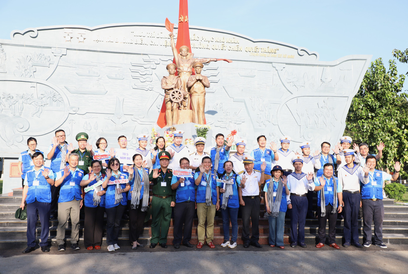 Các thành viên lưu niệm tại Tượng đài Anh hùng liệt sĩ Đoàn tàu không số và tàu KN-290 trước khi bắt đầu chuyến công tác.