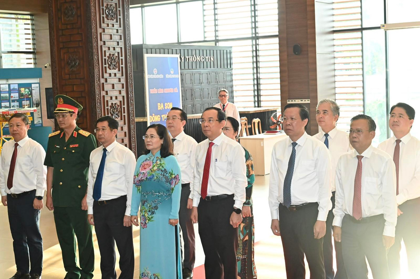 Đoàn cũng đến dâng hoa, dâng hương tưởng nhớ Chủ tịch Tôn Đức Thắng tại Bảo tàng Tôn Đức Thắng. Ảnh: SGGP