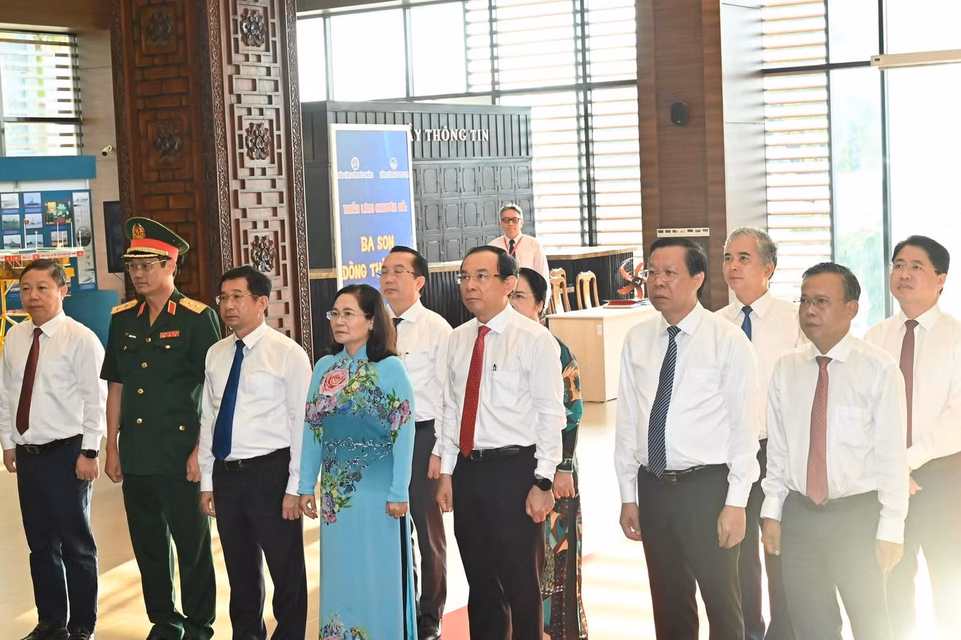 Đoàn cũng đến dâng hoa, dâng hương tưởng nhớ Chủ tịch Tôn Đức Thắng tại Bảo tàng Tôn Đức Thắng. Ảnh: SGGP