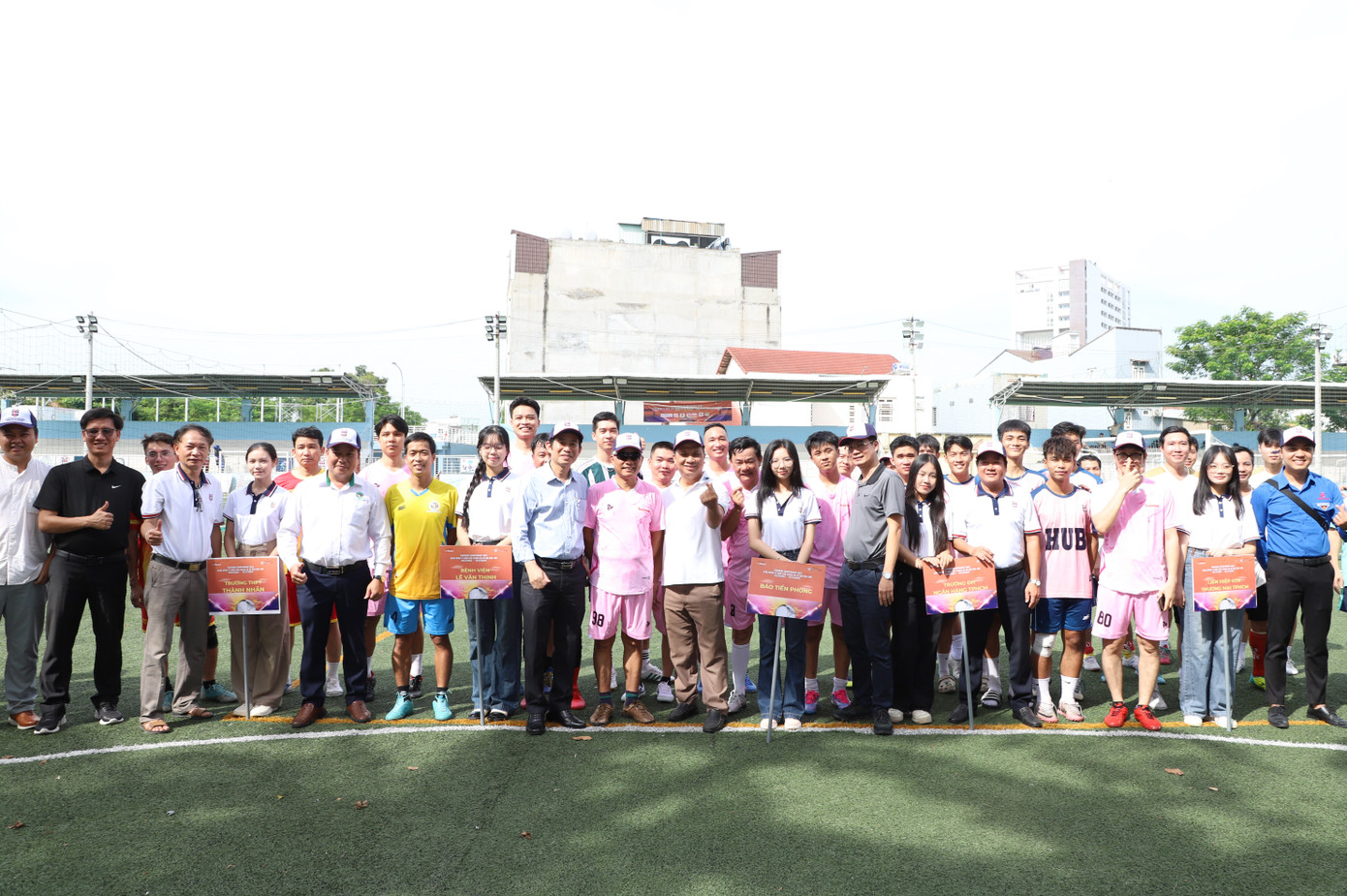 Giải bóng đá thu hút sự tham gia tranh tài của 6 đội bóng đến từ các cơ quan, đơn vị trên địa bàn TPHCM.