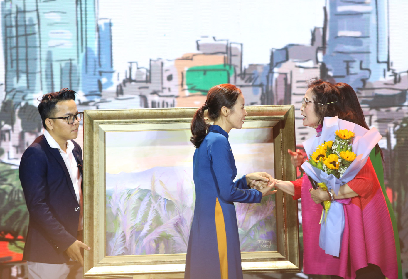 Minh tinh điện ảnh Việt trò chuyện, trao hoa cảm ơn đại diện người tham gia đấu giá bức tranh của mình. Minh tinh điện ảnh Việt trò chuyện, trao hoa cảm ơn đại diện người tham gia đấu giá bức tranh của mình.