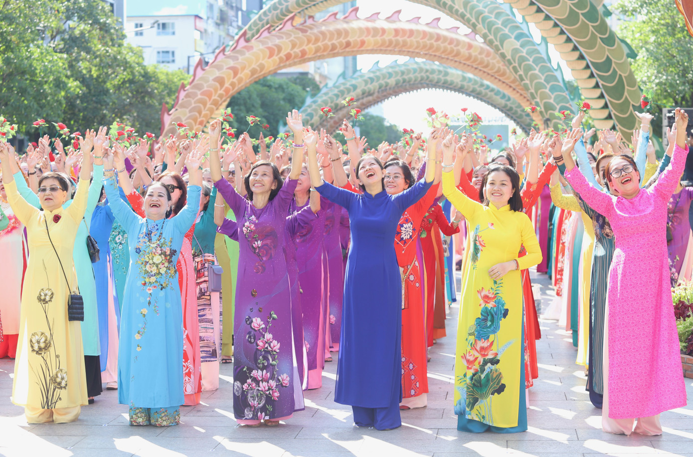 Ước tính có khoảng 4.000 chị em tham gia hoạt động đồng diễn áo dài.