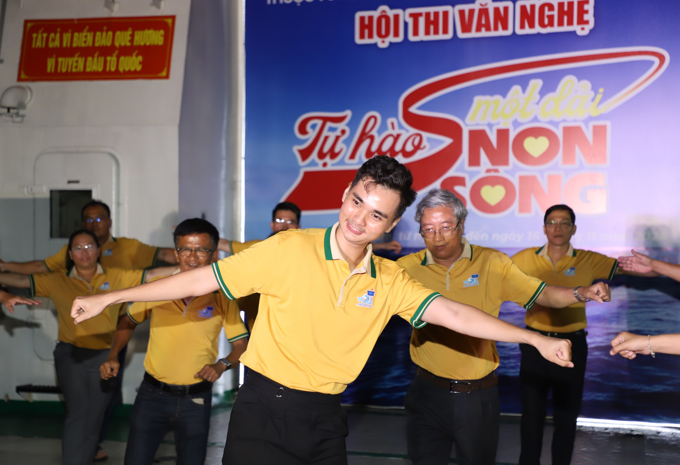 Các đội đã lần lượt thể hiện những ca khúc hát về biển, đảo Tổ quốc và thi tài nhảy flashmob.