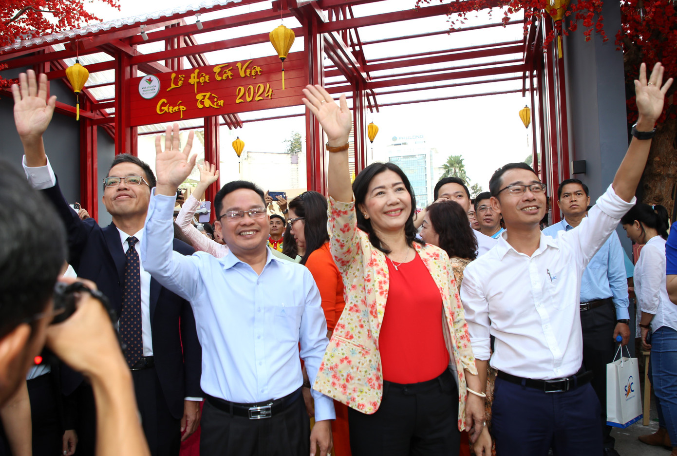 Các vị lãnh đạo đến chúc mừng, tặng quà các bạn sinh viên, người lao động trước khi các chuyến xe lăn bánh, đưa mọi người về quê đón Tết. Ảnh: Ngô Tùng Các vị lãnh đạo đến chúc mừng, tặng quà các bạn sinh viên, người lao động trước khi các chuyến xe lăn bánh, đưa mọi người về quê đón Tết. Ảnh: Ngô Tùng