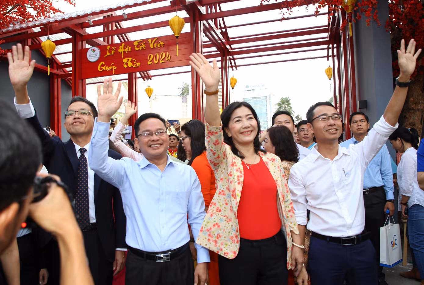 Các vị lãnh đạo đến chúc mừng, tặng quà các bạn sinh viên, người lao động trước khi các chuyến xe lăn bánh, đưa mọi người về quê đón Tết. Ảnh: Ngô Tùng