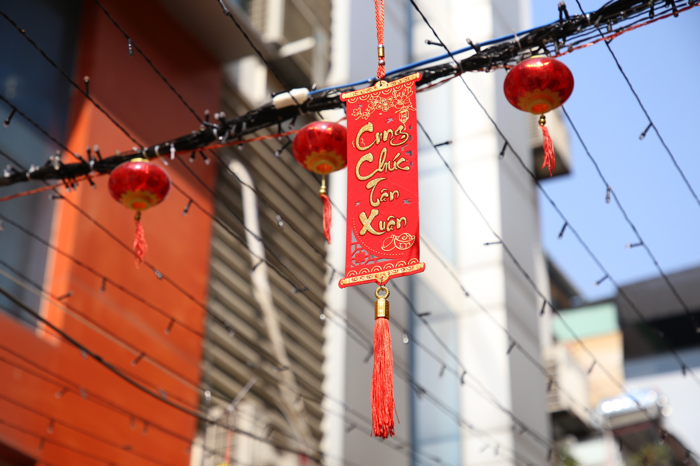 Các vật phẩm trang trí đều hướng đến một mùa xuân tươi mới, hân hoan.