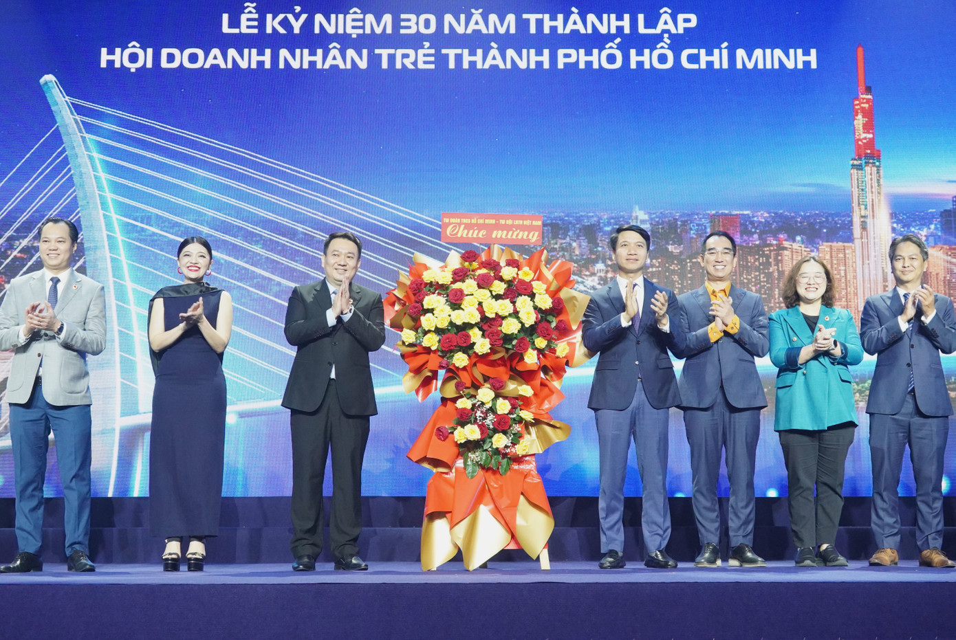 Anh Nguyễn Ngọc Lương tặng hoa chúc mừng dấu mốc đặc biệt của YBA TPHCM.