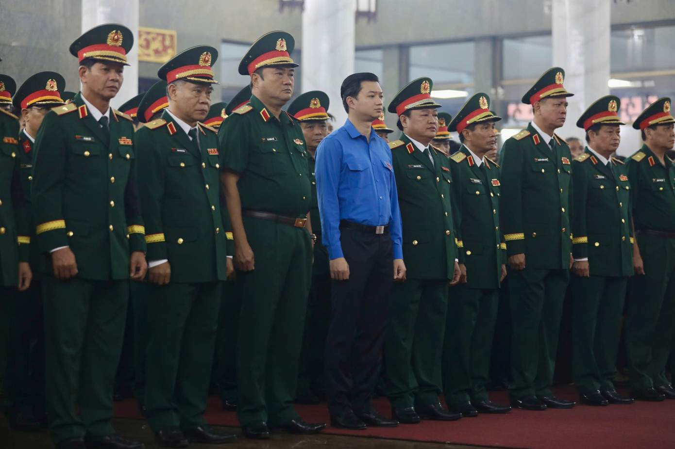 Ngay đầu Lễ viếng, thay mặt Ban Bí thư Trung ương Đoàn, anh Nguyễn Minh Triết đã trao tặng Huy hiệu Tuổi trẻ dũng cảm đến thân nhân các liệt sĩ. Ngay đầu Lễ viếng, thay mặt Ban Bí thư Trung ương Đoàn, anh Nguyễn Minh Triết đã trao tặng Huy hiệu Tuổi trẻ dũng cảm đến thân nhân các liệt sĩ.