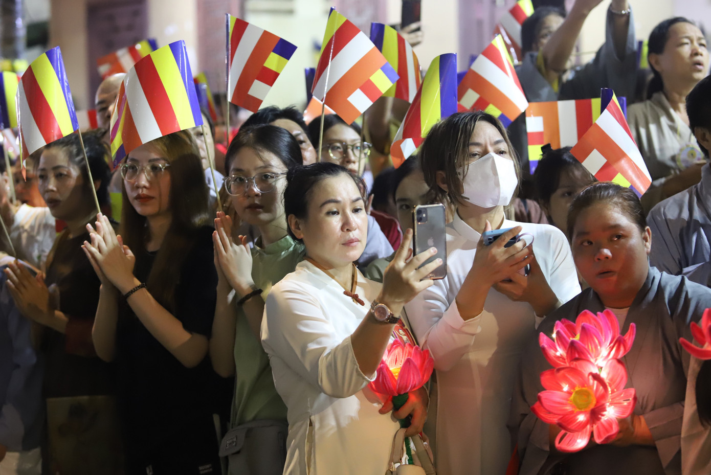 Ngay từ chiều tối, hàng nghìn bà con phật tử đã tề tựu tại khu vực trước chùa Ấn Quang chuẩn bị cho hoạt động rước lễ, diễu hành về lễ đài chính của Phật giáo TPHCM tại Việt Nam Quốc tự.